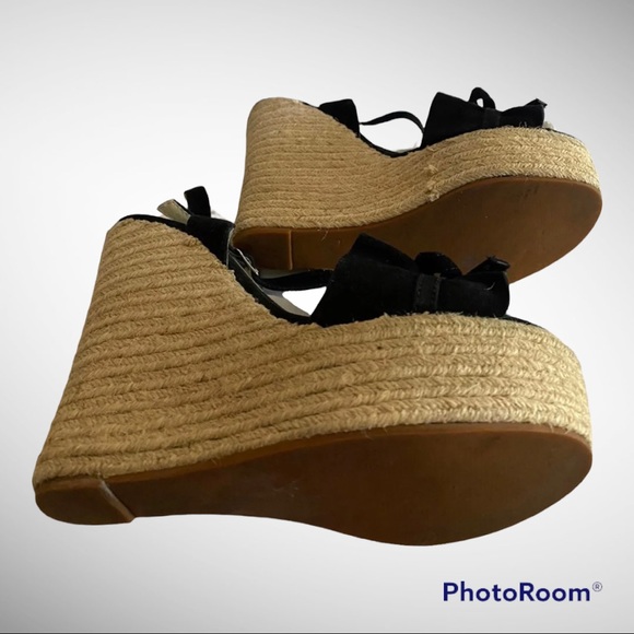 Not Too Coy Angel Black Bow Tie Wedge Sz 7 - Picture 3 of 6